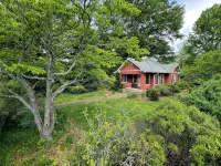 Deluxe Downtown Bungalow - fenced in yard, pet friendly. - Wi-Fi