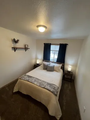 Beautifully furnished 2 bed 1 bath apartment in central location.Sleeps 5 - 2 ดาว