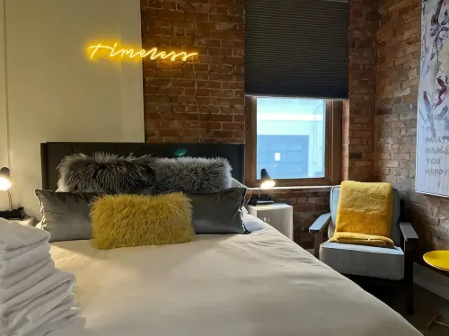 Timeless Loft -OTR -TQL w/ FREE Parking - Homestays