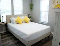 Attractive 2 Bedroom Cottage Centrally Located with Fire Pit - balcony