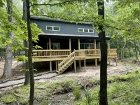 Luxurious 2Br Creekside Deckhouse w Saltwater Hot Tub - 4 étoiles