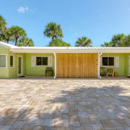 Beautiful downtown Melbourne Beach renovated apartment one block from the beach!