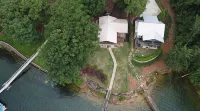 Lake Front w/ Sunset Views, Screened-in Porch / 1x Boat Slip / 2x Kayaks -  Privatzimmer