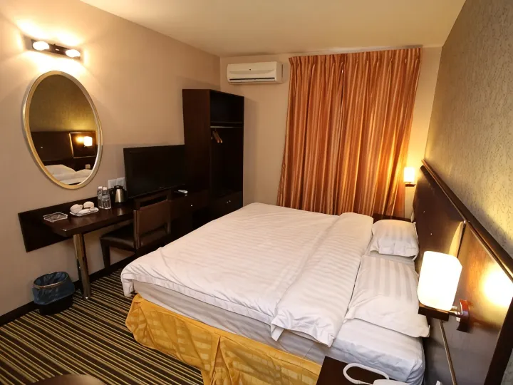 1 City Hotel