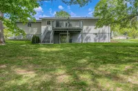Centrally located, spacious 4 bdrm, on quiet Ct - WiFi