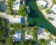 5 bedroom - Deep Dockage & Heated Pool in Islamorada. - 4-Star