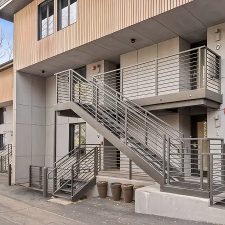 Large, Luxurious Riverfront Townhouse
