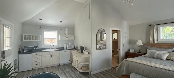 Luxuriously comfortable & peaceful getaway downtown Ashland, with views. 애슐랜드 호텔