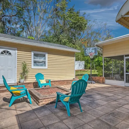 Cozy, Close to downtown Lake View home.