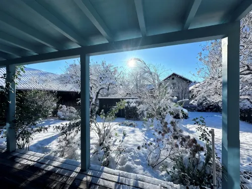 Ferienhaus mit Garten, Klarer Architektur und Puristischem Design - Homestays