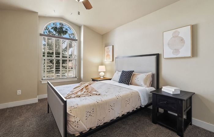 Modern 4BR w/ Hot Tub - Fire Pit - Stylish Stay