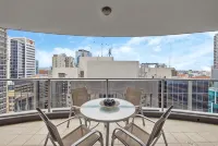Inner-City Vibes! 2Bed/1Bath/1Car/Balcony~CBD - อ่างจากุชชี่