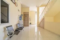 RedDoorz @ Jalan Kolonel Haji Burlian Palembang 2 Hotel di Karya Baru