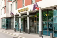 Courtyard Paris Saint Denis Hotels in Сен-Дені