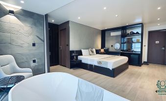 a modern bedroom with a large bed , a bathtub in the corner , and a bathroom adjacent to it at Green Hotel