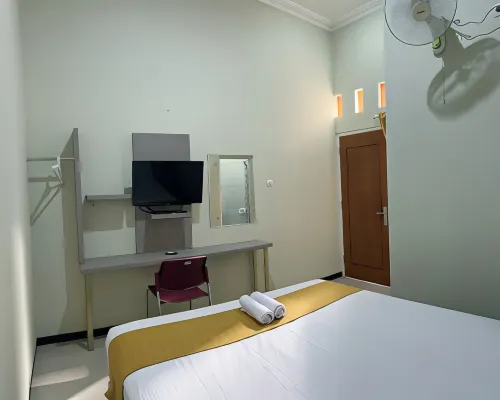 Queensa Hotel Hotels in Wonosalam