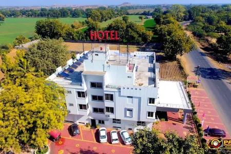 Hotel Devraj Palace Отели рядом с достопримечательностью «Rajarajeshwara Temple»