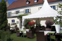 Schlosshof Anno 1743 Hôtels à : Au