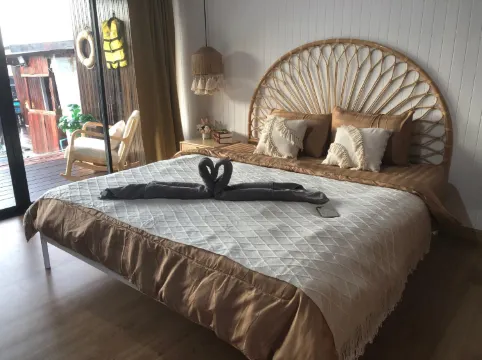 ห้องพักบนแพเตียงใหญ่