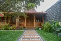 RedDoorz Syariah Near Terminal Mendolo Wonosobo 2 فنادق في Kertek