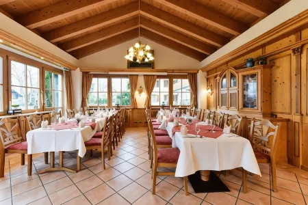 Landhotel Huber am See Отели в г. Мюнзинг