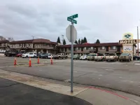 Bristlecone Motel - parking