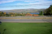 Longhouse Lodge Motel