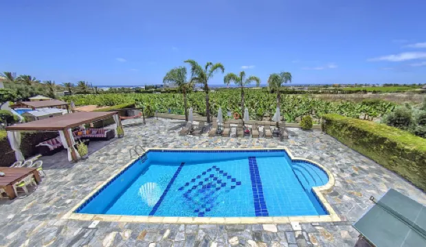 Family Villa Short Walk to Coral Bay Strip (5 Min) and Pub, Shops Etc