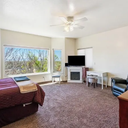 Springville Welcome Home: spacious 5-bedroom house in delightful Springville