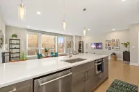 The Suite Spot • Eclectic • Modern • Central • Sleeps 6