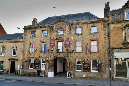 The George Hotel Отели в г. Мостертон