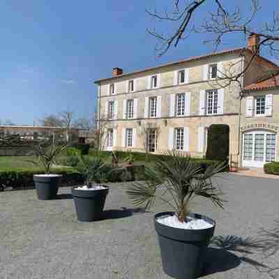 Domaine du Prieuré - LOGIS Hôtel Hotel Exterior