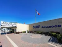 Adorable little beach house by the Surf Ballroom! Hotels in Clear Lake