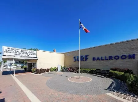 Adorable little beach house by the Surf Ballroom!