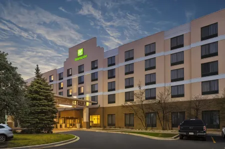 Holiday Inn & Suites Bolingbrook Отели рядом с достопримечательностью «Парк Плиммер»
