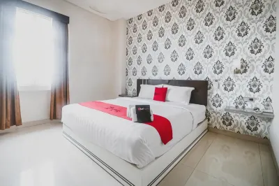 RedDoorz Plus Near Universitas Negeri Makassar Hotels near Matahari Department Store GTC Tanjung Bunga Makassar
