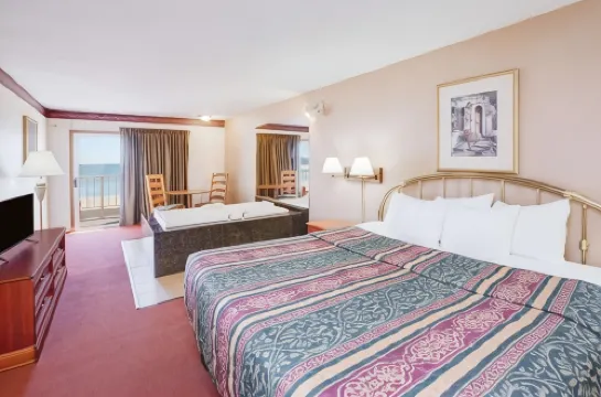 Super 8 by Wyndham Mackinaw City/Beachfront Area