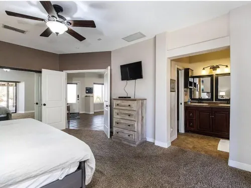 Relaxing Pool Home! Spacious 3 BR Home with Private Pool Minutes Away from Lake