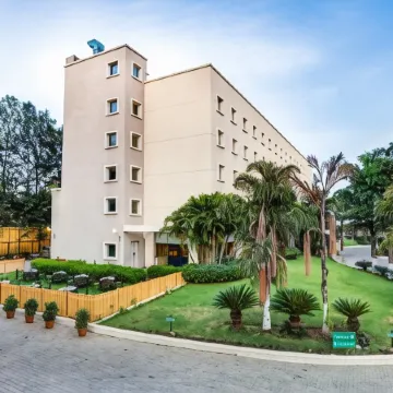 Radha Hometel Bengaluru Отели рядом с достопримечательностью «Торговый центр VR Bengaluru»