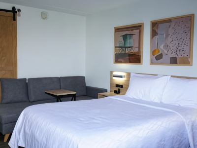 Airport Waterfront Inn