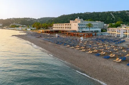Avra Beach Resort Отели рядом с достопримечательностью «Kremasti Beach»