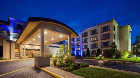 Best Western Executive Inn Отели рядом с достопримечательностью «Парк Симмонс Айленд»