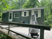 Third Floor Apartment with a Shared Backyard Hotels in Blooming Grove