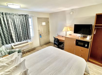 Days Inn & Suites by Wyndham Arlington Near Six Flags