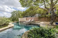 Dripping Springs Dream House with pool, views, and privacy - sleeps 8! - Lyx