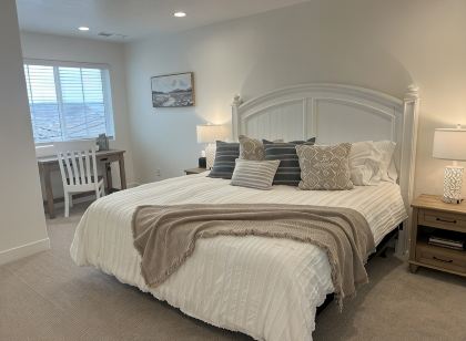Charming 3-bedroom townhome with WiFi, AC in wonderful Washington