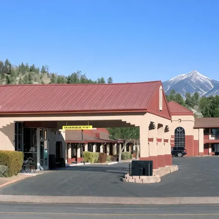 Super 8 by Wyndham Nau/Downtown Conference Center