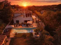 Detached 2-Bedroom House with Private Garden and Terrace. Quiet Location and Pool Hotels in Pertuis