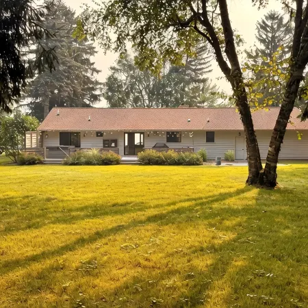 Traverse City - West Bayshore Retreat - 100’ of Private Beach - Luxurious House