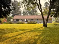 Traverse City - West Bayshore Retreat - 100’ of Private Beach - Luxurious House - Homestays